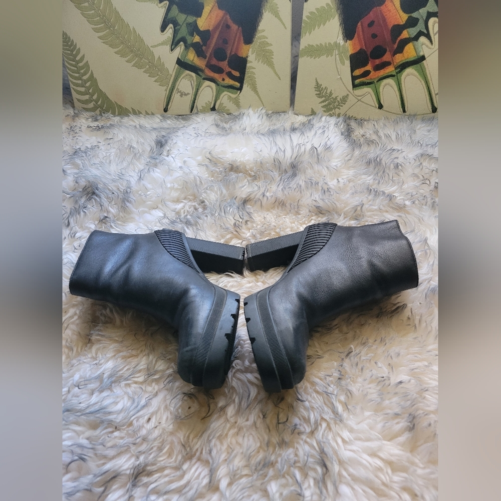 Sorel Dacie botties size 8 black.